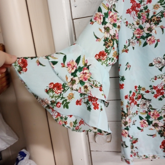 Floral Print Bell Sleeve Top - Picture 8 of 11